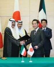 署名式に立ち会う両首脳(写真提供:内閣広報室)