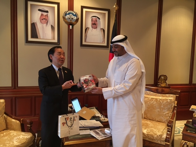 大使の活動（ムハンマド・アブダッラー情報大臣代行との懇談） 在クウェート日本国大使館